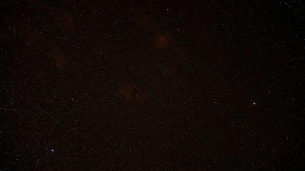 星空の下で左下の星と小さな流れ星 — ストック写真