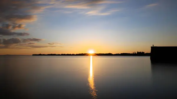 Puesta Sol Detrás Del Horizonte Con Reflexión Sobre Lago Dramática — Foto de Stock