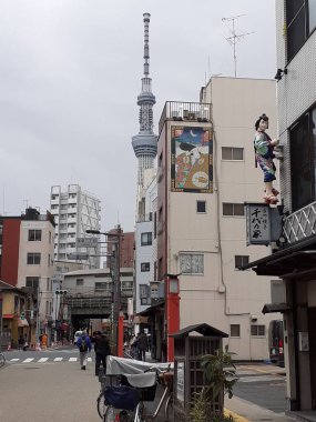 Tokyo şehir sokak manzaralı ağaçlar