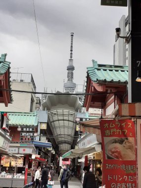 Asakusa şehrinden Skytree Kulesi manzarası