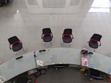 SUKOHARJO, İNDONEZYA - 14 Aralık 2022: Nasmoco Toyota Solo Baru araba satıcısı için danışma masası.