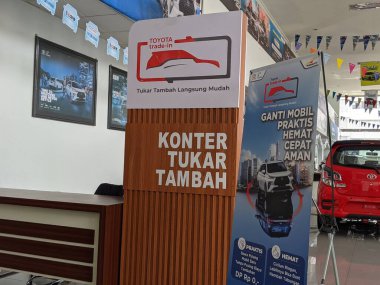 SUKOHARJO, İNDONEZYA - 15 Aralık 2022: Nasmoco Toyota Solo Baru araba satıcısı için araba takas sayacını imzalayın.