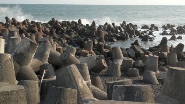 在日惹Glagah Kulon Progo海滩 印度洋的波浪与混凝土破浪器相撞 — 图库视频影像
