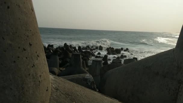 Ondas Oceano Índico Que Caem Sobre Tetrápodes Que Quebram Ondas — Vídeo de Stock