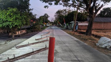 Betonun sağ tarafındaki sert kaldırımda çalışma süreci tamamlandı ve sol taraf kuruma sürecinde..