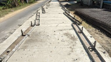 Sert kaldırım yapımında kullanılan ütü, beton dökmede kullanıldıktan sonra kaldırıldı.