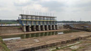 Delingan Karanganyar Barajı, Orta Java, Endonezya kurak ya da kurak mevsim nedeniyle su akışını azaltıyor.