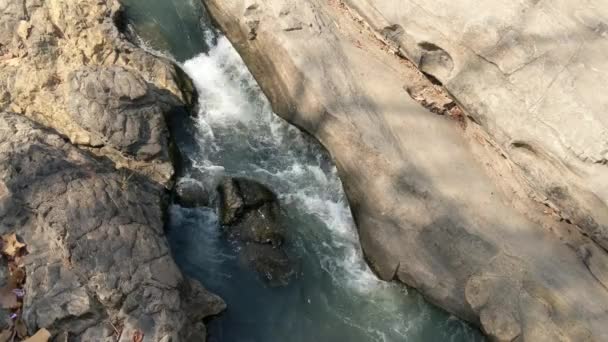 岩の間の川の水の流れ — ストック動画