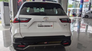 Toyota Yaris Cross GR HEV (hibrid EV) Toyota Nasmoco Solobaru dağıtıcısında sergilenmektedir..