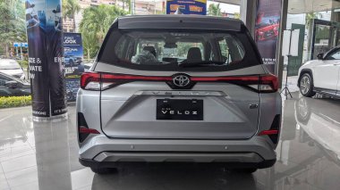 Toyota Veloz, Toyota Nasmoco Solobaru bayisinde sergileniyor..