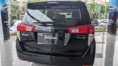 Toyota Kijang Innova arabası Toyota Nasmoco Solobaru bayisinde sergileniyor..