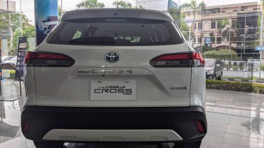 Toyota Corolla Cross hibrit arabası Toyota Nasmoco Solobaru bayisinde sergileniyor.