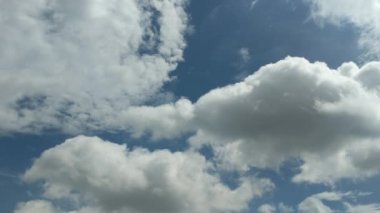 Kümülonimbus bulutları yavaşça hareket ettiğinde güzel manzara.