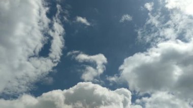 Kümülonimbus bulutları yavaşça hareket ettiğinde güzel manzara.