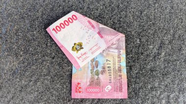 Endonezya para birimi 100.000 rupi ya da 100.000 rupia..
