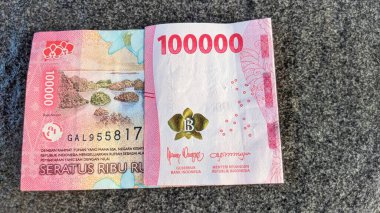 Endonezya para birimi 100.000 rupi ya da 100.000 rupia..