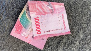 Endonezya para birimi 100.000 rupi ya da 100.000 rupia..