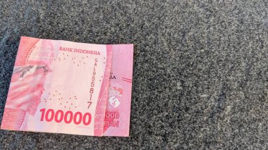 Endonezya para birimi 100.000 rupi ya da 100.000 rupia..