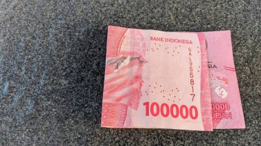 Endonezya para birimi 100.000 rupi ya da 100.000 rupia..