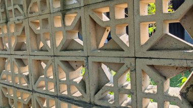 Güneş ışığı evin çitlerinin arasından içeri girer..