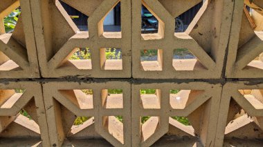 Güneş ışığı evin çitlerinin arasından içeri girer..