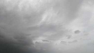 Tehditkar bir fırtına bulutu bir arazinin üzerinde belirir, karanlık bir gölge bırakır. Bulutun temeli alçak ve uğursuz. Bu da şiddetli hava koşulları ihtimalini gösteriyor..