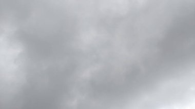 Tepemizde tehditkar bir fırtına bulutu beliriyor ve manzaraya karanlık bir gölge düşürüyor. Bulutun tabanı dönüyor gibi görünüyor. Gelişmekte olan bir kasırga olasılığı var..