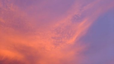 Mor ve pembe yumuşak renklerle boyanmış nefes kesici bir alacakaranlık gökyüzü. İnce bulutlar tuval boyunca sürükleniyor, sükunet hissi yaratıyor. Sahne huzur ve merak uyandırıyor..