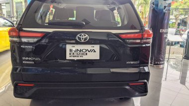 Sukoharjo Merkez Java Endonezya, Nisan-04-2025: Siyah bir Toyota Kijang Innova Zenix hibrid HV marka araba Toyota Nasmoco Solobaru galerisinde sergilenmektedir..