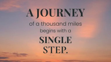 Gündoğumunda güzel bir gökyüzüne karşı karanlık metinde motive edici bir alıntı. Şöyle diyor: 