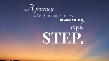 Gündoğumunda güzel bir gökyüzüne karşı beyaz metinde motive edici bir alıntı. 