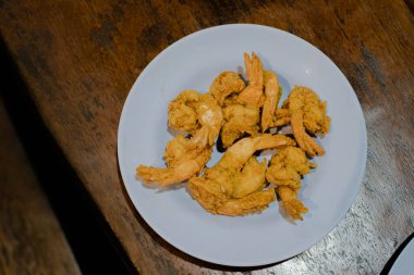 Beyaz tabaktaki karidesin düz görüntüsü ya da üst görüntüsü