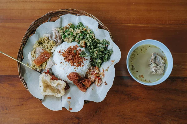 Tampilan Rata Atau Atas Sepiring Pork Roll Rice Bali Dengan — Stok Foto