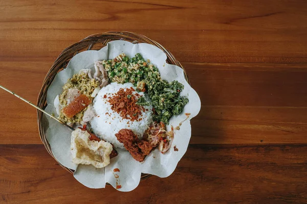 Tampilan Rata Atau Atas Sepiring Nasi Gulung Pork Bali Atau — Stok Foto