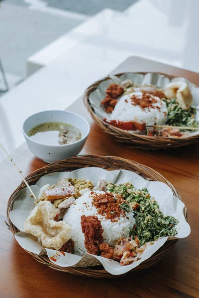 Sepiring Pork Roll Rice Bali Dengan Kaldu Atau Nasi Babi — Stok Foto