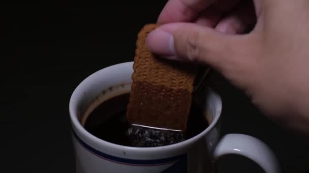 Крупним Планом Знімок Руки Занурює Печиво Чашку Кави — стокове відео