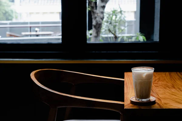 Res Foto Uma Cadeira Vazia Com Copo Café Gelado Latte — Fotografia de Stock