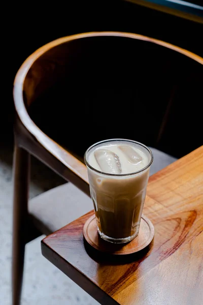 Res Foto Van Verticale Opname Van Een Glas Koffie Latte — Stockfoto