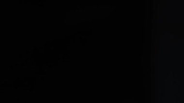 Kaplama ögesi için siyah arkaplanlı bulanık veya bokeh renkli ışık