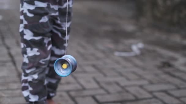 Cinematic Shot Van Spinning Yoyo Die Gespeeld Door Een Kind — Stockvideo