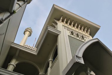 Jami Camii olarak bilinen Malang 'ın en büyük camilerinden birinin dibinde.