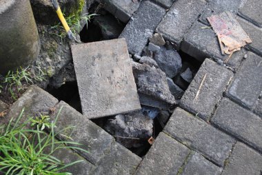 Kanalizasyon sistemini haklı çıkarmak için kaldırım bloklarının yıkımının üst görünümü