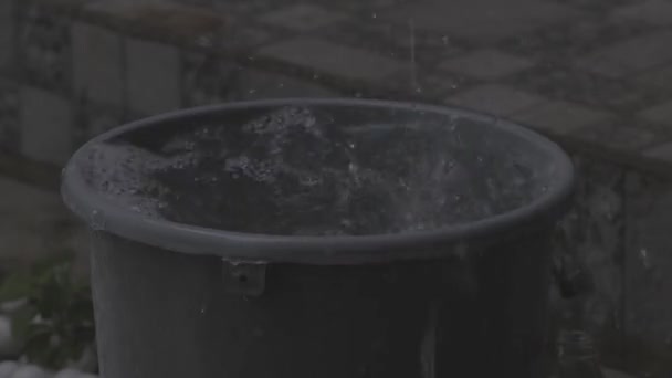 Egy Kék Vödör Amit Esővíz Gyűjtésére Használnak Ami Leesik Egy — Stock videók