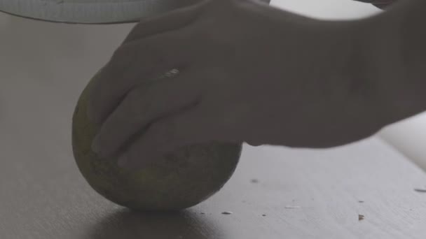 Ręka Człowieka Tnie Pomarańczowy Owoc Pół Nożem — Wideo stockowe