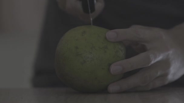 Рука Людини Нарізає Апельсинові Фрукти Навпіл Допомогою Ножа — стокове відео