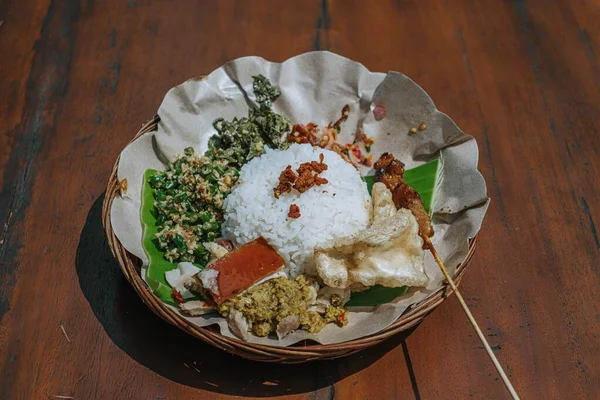 Talerz Rattanowy Balinese Pork Roll Rice Lub Nasi Babi Guling — Zdjęcie stockowe