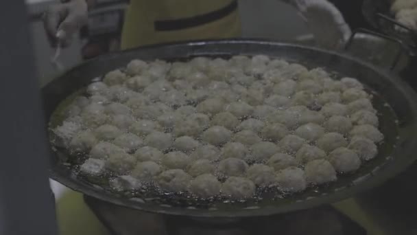 Videomaterial Vom Prozess Der Herstellung Oder Zubereitung Einzigartiger Indonesischer Streetfood — Stockvideo