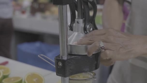 用手动水果汁机或手压水果汁机挤压橙子的成熟男人的手的视频镜头 — 图库视频影像