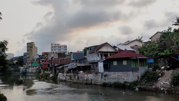 Imágenes Vídeo Timelapse Del Barrio Pobre Orilla Del Río Ciudad — Vídeos de Stock