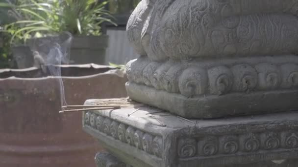 Imágenes Video Incienso Balinés Quemándose Debajo Estatua Mañana Con Bokeh — Vídeos de Stock